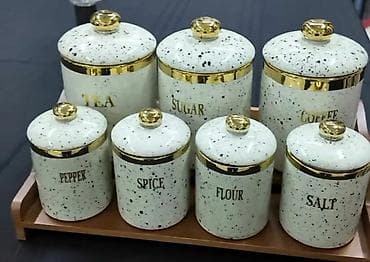 Set keramičkih kuhinjskih teglica sa poklopcima i drvenom tacnom. - na lalafo.rs Set keramičkih kuhinjskih teglica sa poklopcima i drvenom tacnom. -