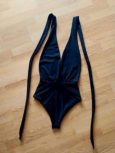 Jednodelni crni kupaći kostim sa dubokim V dekolteom i dugim trakama