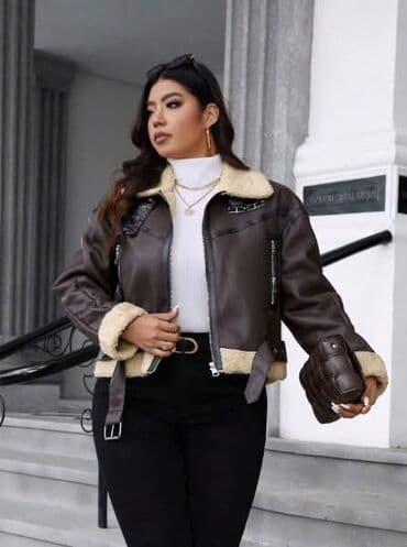 Donji delovi trenerke: ODMAH DOSTUPNO!!! Vel:2XL Cena:3500din Dimenzije: Ramena 65cm Dužina — 2