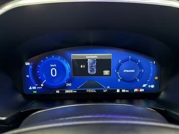 hecbek automobili: Plavi Ford Kuga, SUV model sa petoro vrata, opremljen je automatskim — 2