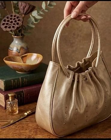 pletena torba: Elegantna ženska torba u zlatnoj/šampanj nijansi. - Materijal: glatka — 1