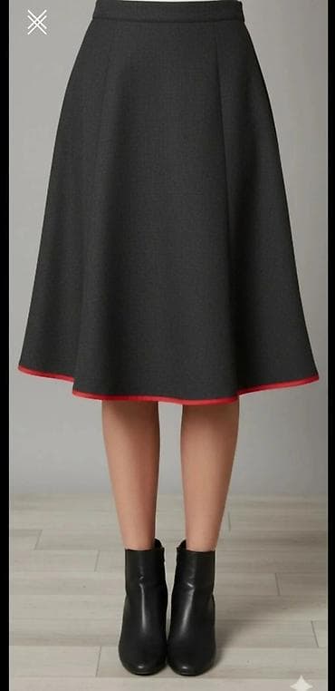 Suknja A-kroja, do kolena, tamnosiva sa diskretnim crvenim paspulom na