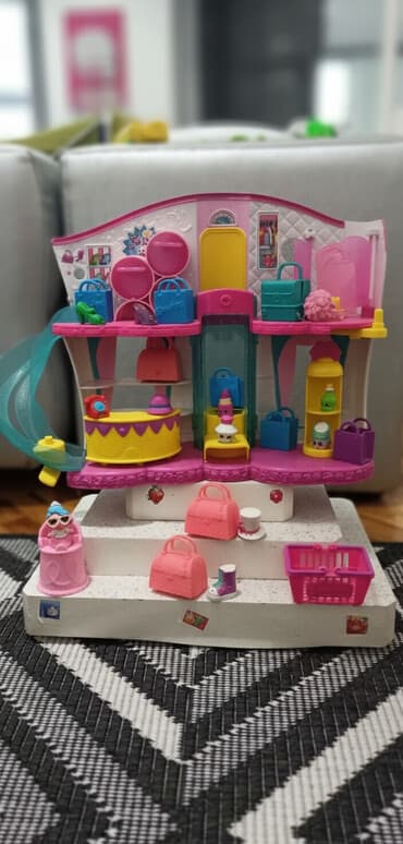 majice sa uv zaštitom za decu: Shopkins butik sa dodacimai postoljem za figurice — 1