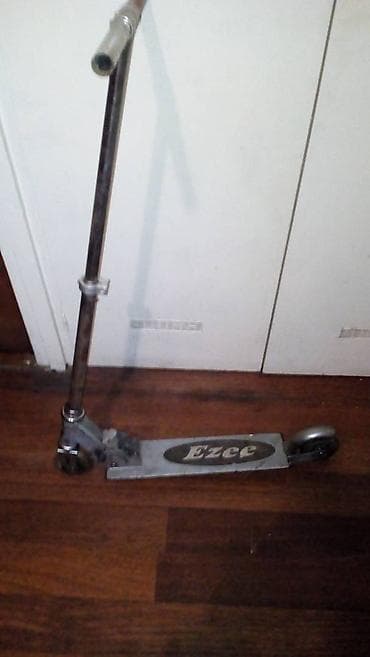 Metalni trotinet sa slabijim točkovima za delove ili popravku očuvan i na lalafo.rs Metalni trotinet sa slabijim točkovima za delove ili popravku očuvan i