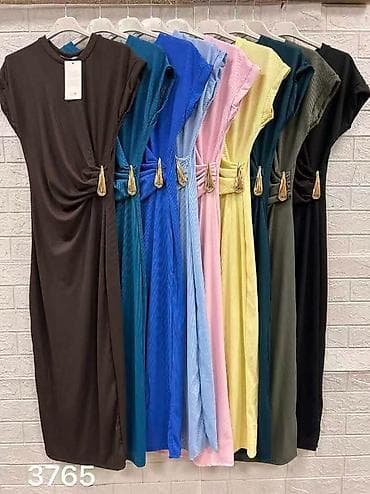 mona haljina: Midi haljina sa ukrasnom kopčom u struku - Elegantna midi dužina — 4