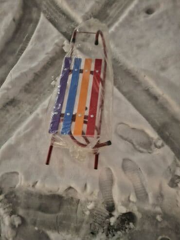 Dečije sanke sa metalnim ramom i šarenim drvenim letvicama ik