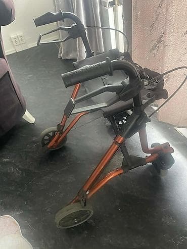 Laki četvorotočkaš (rolator) sa sedištem i korpom - Aluminijumski