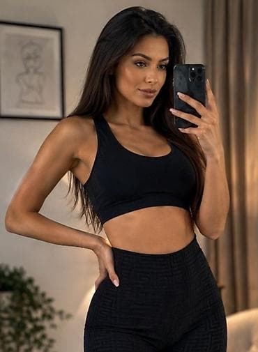 Crop top na bratele – crna boja. - Kroj: široka elastična traka ispod