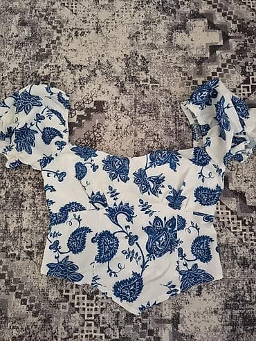 Beli ženski top sa plavim floralnim printom - Model: kratki