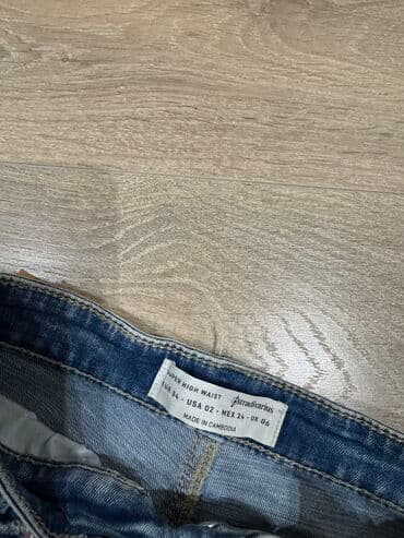pantalone sa dubokim strukom: Stradivarius farmerice
34 velicina
Dobro ocuvane, bez ostecenja — 3
