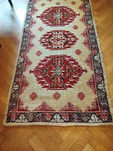 beli tepih cvece: Tepih stazica Duzina oko 140 cm. Sirina oko 70 cm. S jedne strane — 3