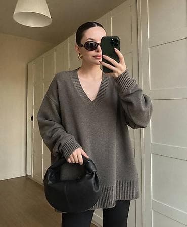 tri cetvrt helanke: Oversize džemper sa V-izrezom. - Model: širok, opušten kroj sa — 1