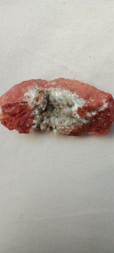 Kristali i minerali: Ovaj prirodni mineralni uzorak prikazuje kombinaciju boja, uključujući — 26
