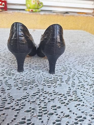 bata zenske salonke: Crne ženske salonke sa špicastim vrhom i elegantnom kitten potpeticom — 5