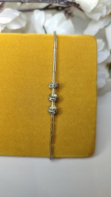 suknje mini: Srebrna narukvica sa tri priveska – minimalistički dizajn - — 1