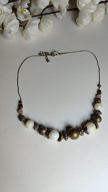 Ogrlica sa perlama i metalnim elementima - Elegantna ogrlica na — 3