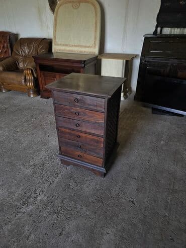 Antique Dressers: Elegantna drvena komoda sa pet fioka, idealna za odlaganje raznih — 3
