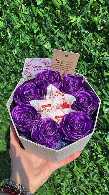 mere za haljinu: Poklon kutija sa ručno rađenim ružama od satena i Raffaello — 1