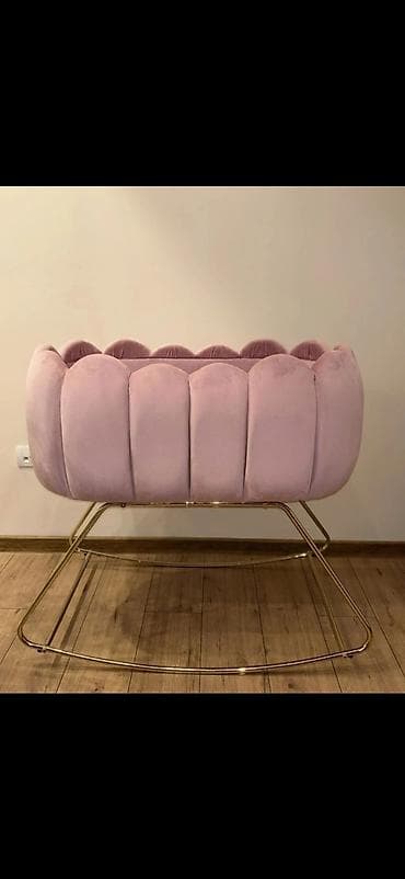 Ljuljaška kolevka za bebe – ružičasti baršun na zlatnim klizačima -