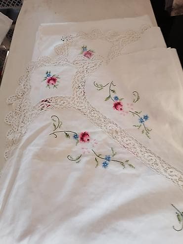 materijal za jastuke: Ručni rad – set od belog platna sa vezenim motivima i čipkom - — 4