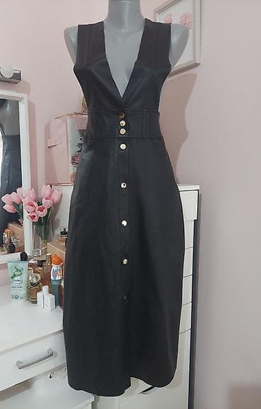 Crna midi haljina bez rukava od eko kože. Model sa dubokim V izrezom