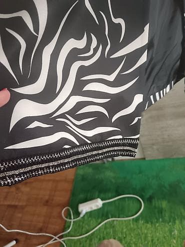 bele tn patike: Elegantni ženski mantil sa crno‑belim apstraktnim (zebra) printom. - — 3