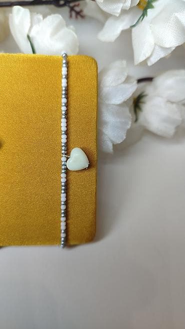 Men's Footwear: Narzukvica od sitnih perlica sa priveskom srce - Ručno nizana — 2