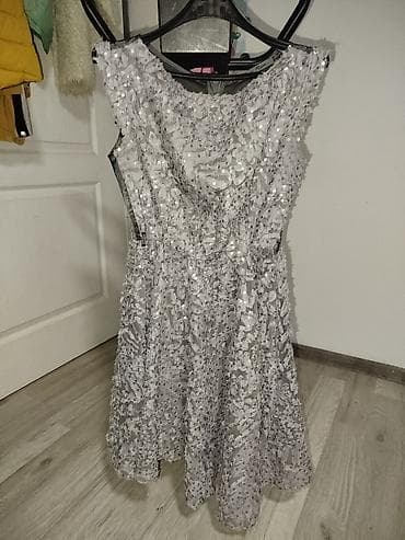 sako s: Elegantna srebrno-siva haljina bez rukava, sa bogato ukrašenom čipkom — 1
