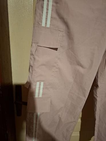 Ostalo: Ženske cargo pantalone – svetloružičaste sa prugama - Model — 2