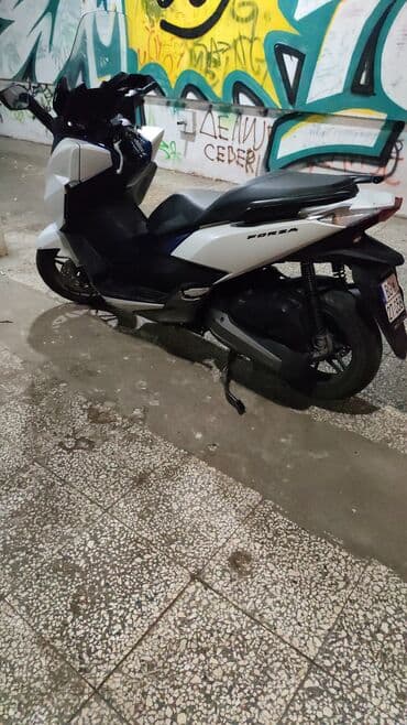 set za poliranje farova lidl: Moderan skuter Honda Forza u beloj i plavoj boji, opremljen — 4