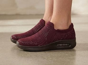udobne salonke: Ženske slip-on patike u bordo boji sa diskretnim sjajnim detaljima — 1
