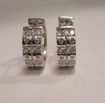 puder u kuglicama: Minđuše, srebro 925 sa cirkonima Potpuno nove Prečnik 1,7 cm — 3