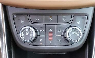 zuti trougao na instrument tabli: KONZOLA KLIME ZA OPEL ZAFIRA OD 2011. DO 2019. GOD. | Polovni — 1