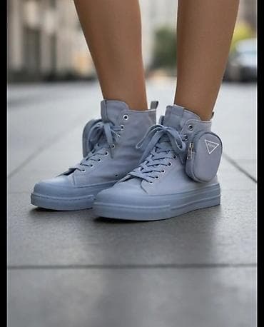 obuca: Visoke patike u svetloplavoj boji sa vezivanjem i ravnim đonom. Model — 1