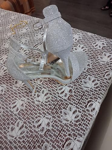 foot: Elegantne ženske sandale na štiklu – srebrne, sjajne - Model — 2