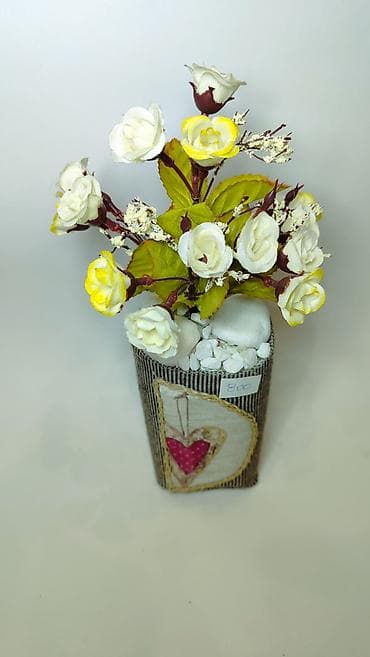 cebe sa kapuljacom: Dekorativna aranžirana veštačka cvetna kompozicija u saksiji. - — 8