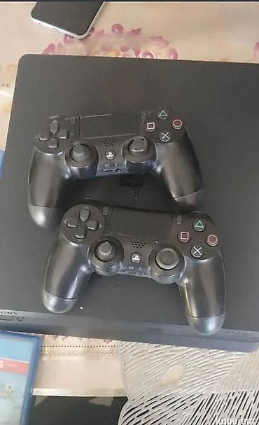 igrice za sony 3: PlayStation 4 Slim konzola (crna) sa dva DualShock 4 bežična — 1