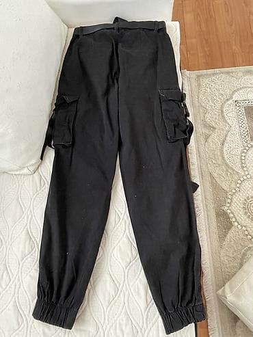 reebok classic black: Crne cargo pantalone sa pojasom - Boja: crna - Kroj: jogger/cargo — 2