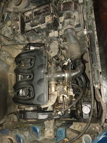 Auto delovi: Kompletan motor za automobil, sa svim pratećim komponentama kao što su