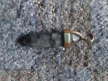 Satovi: Privjesak s kristalom – tamni šiljasti kamen u metalnom držaču - — 1