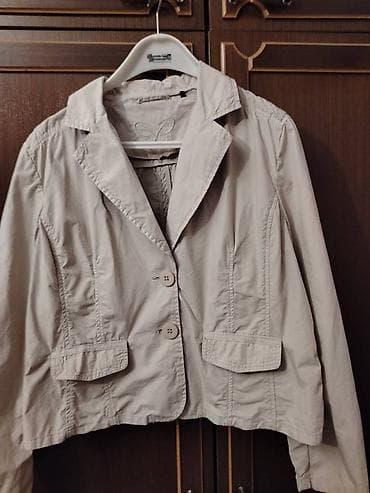 helanke m: Ženska jakna bež boje, klasičnog kroja sa reverima. Jakna ima dva — 1