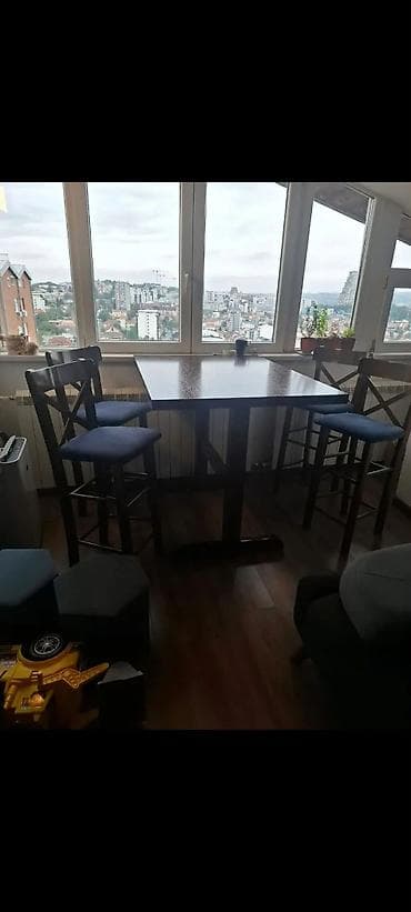 Šank sto sa četiri barske stolice - Set se sastoji od kvadratnog šank