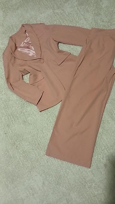 Ženski komplet odela – sako i pantalone u puder-ružičastoj boji na lalafo.rs Ženski komplet odela – sako i pantalone u puder-ružičastoj boji