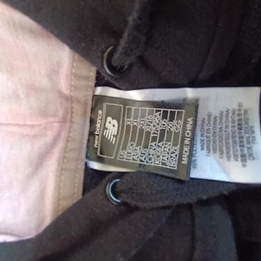 Suits: New Balance crna dukserica s kapuljačom - Model: klasična pulover — 3