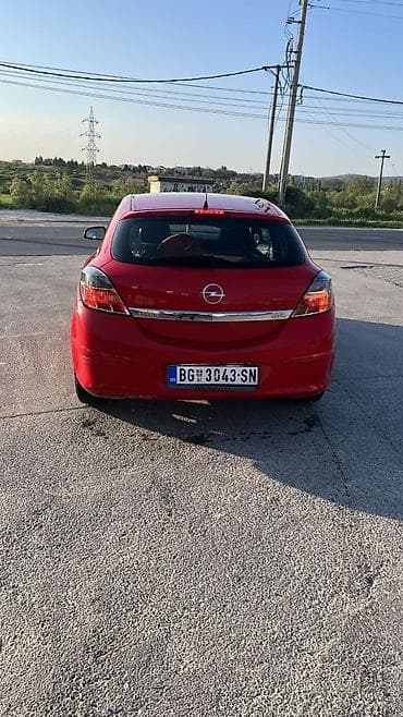 Opel: Opel Astra GTC, trovratni hečbek u crvenoj boji. Glavne — 1