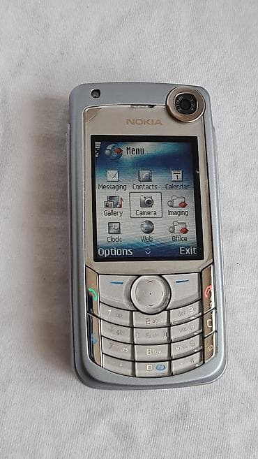 Nokia smartphone sa kamerom – srebrni model sa kliznim/zaštitnim