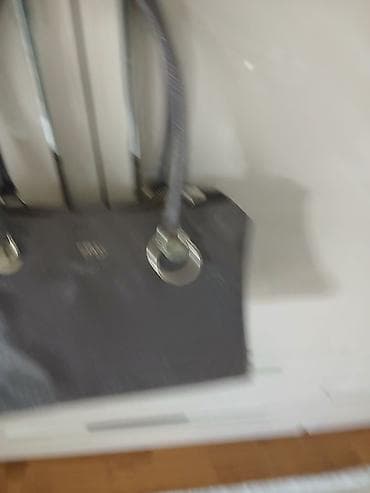 torba akcija: GUESS torbe – dve modele 1) Siva torba sa monogram printom - — 2