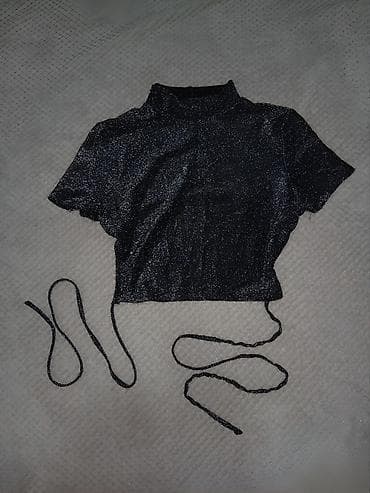 **Crni svetlucavi crop top sa otvorenim leđima** Efektan ženski crop
