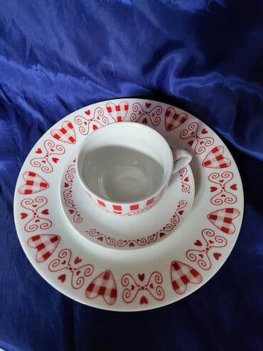 porcelanske solje za caj: Porcelanski nov set,servis za 4 osebe. Servis fabricki za 4 — 6