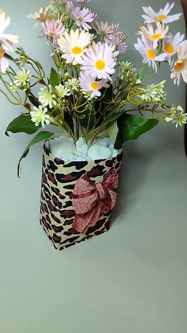 Kućni dekor: Dekorativna aranžirana veštačka saksija sa belim/lila tratinčicama - — 2